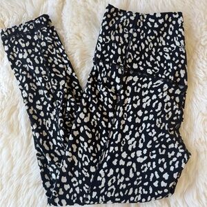 Athleta Black and White 7/8 salutation stash pocket II